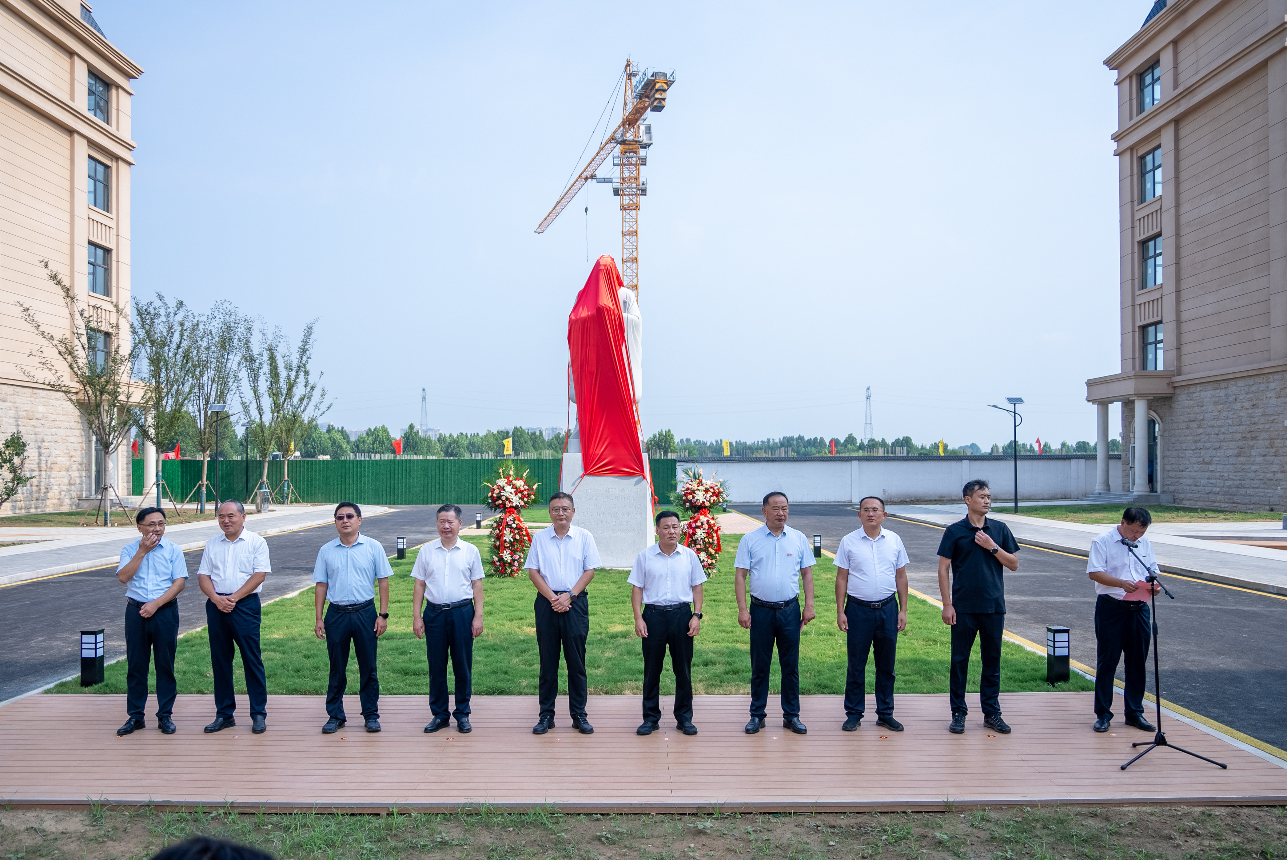 济宁一中任城校区举行孔子圣像揭幕仪式