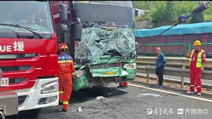 果然视频|客车高速上发生事故，消防员迅速解救被困人员