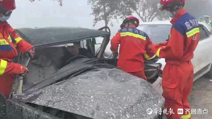 果然视频|两辆轿车发生事故，消防员扩张作业帮男子脱困