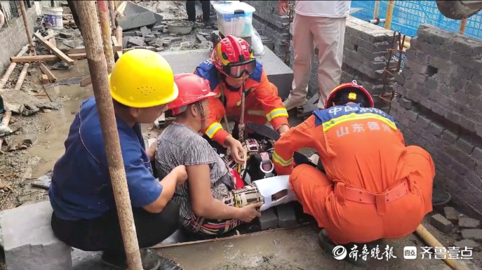 果然视频|工人受伤被困工地四楼，救援人员悬绳施救