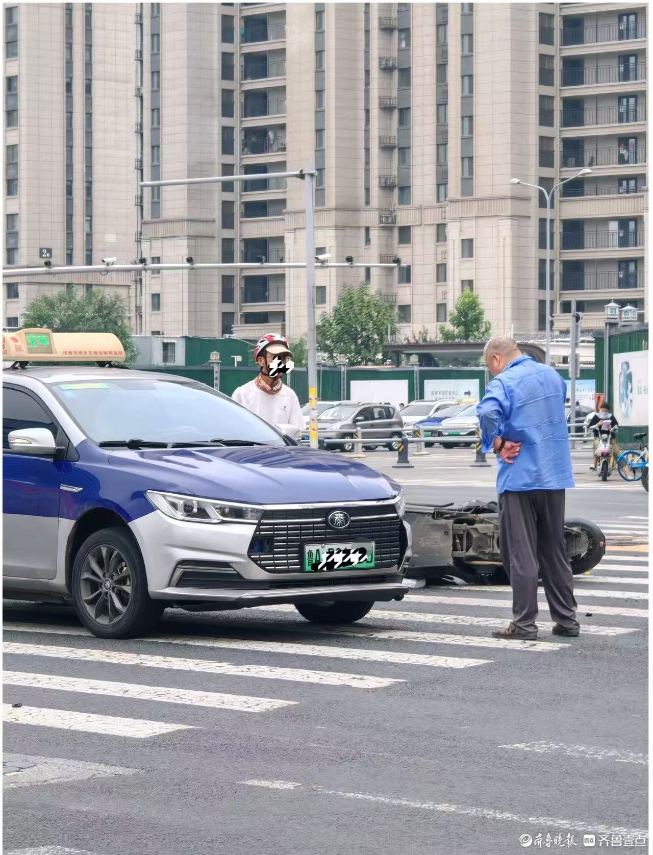 情报站|济南阳光新路一出租车和摩托车发生碰撞，所幸无人员受伤