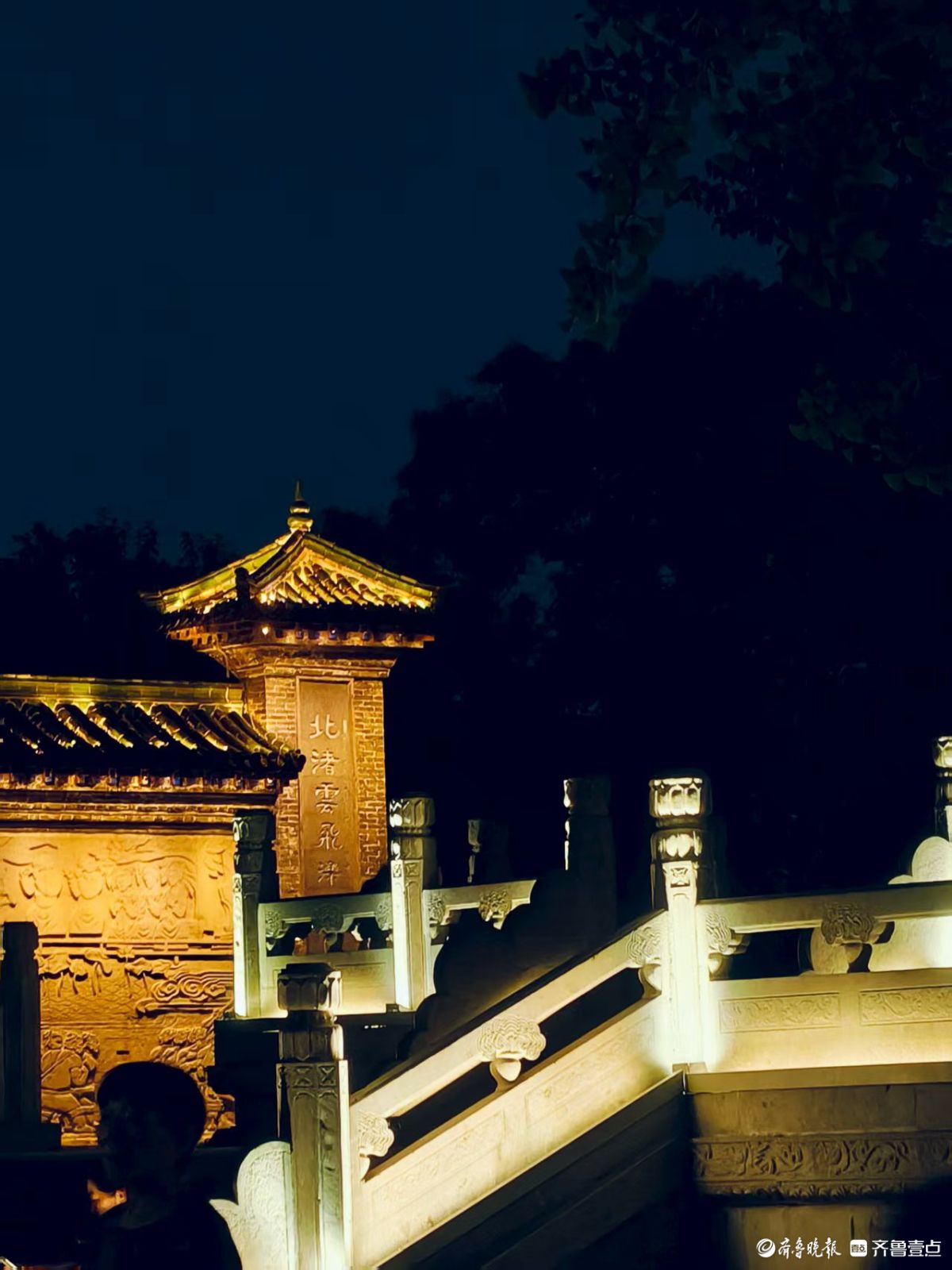 明湖夜色