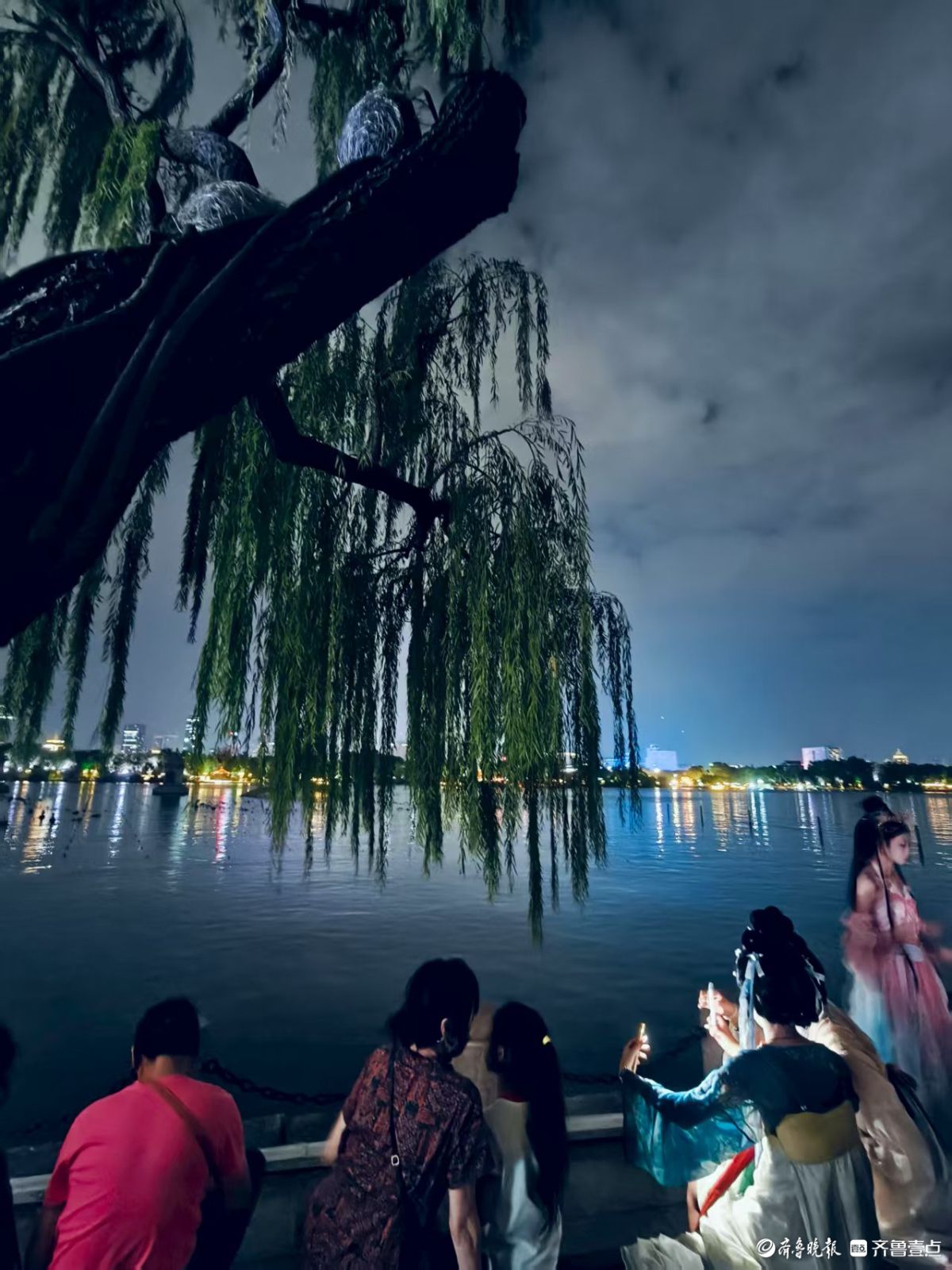 明湖夜色