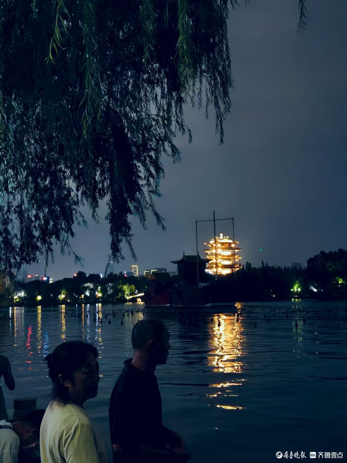 明湖夜色