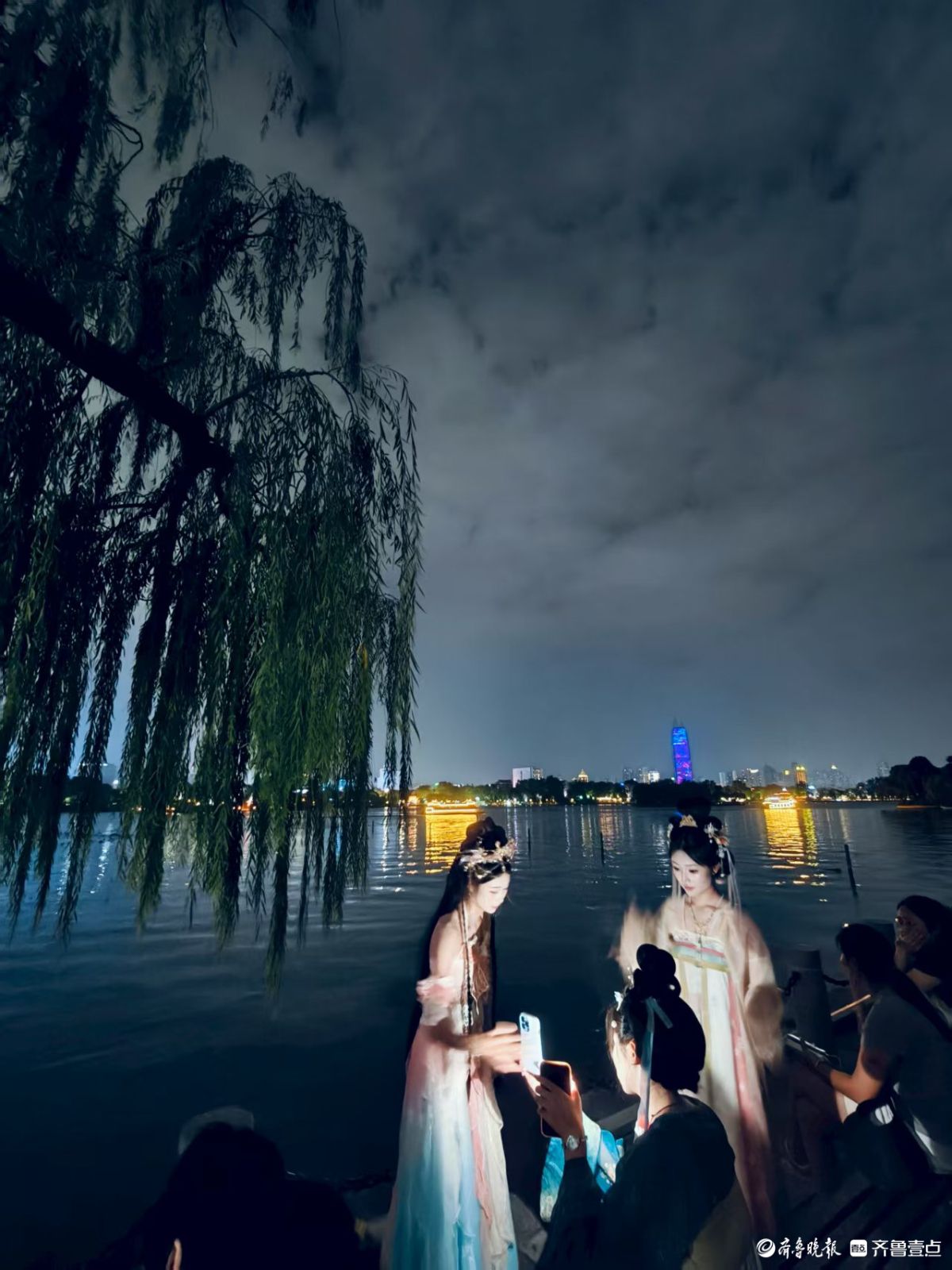 明湖夜色
