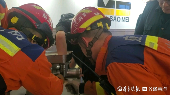 果然视频|男子被绞肉机“咬”住手，消防员到场破拆帮其脱困