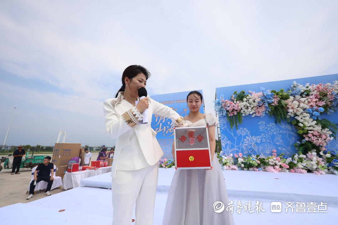 集体婚礼抽奖环节惊喜连连，烟台24对新人“喜上加喜”