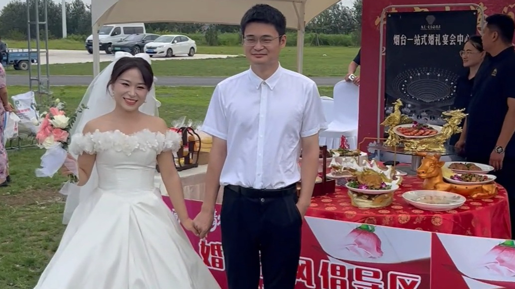 果然视频｜新派+传统！烟台这场集体婚礼现场，一桌婚宴菜吸睛