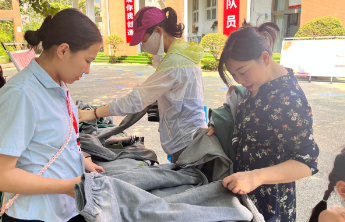 这所学校校服免费领！网友：建议全国推广