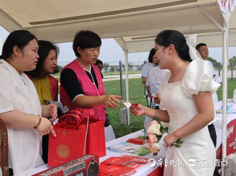 烟台集体婚礼现场设立一站式婚育服务区，为新人幸福婚姻保驾护航