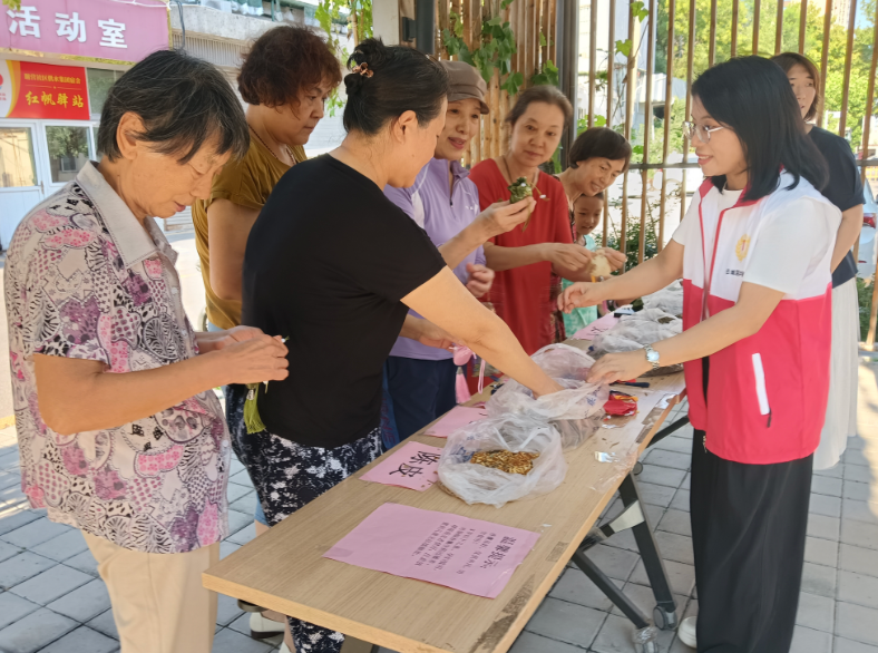 巧手制香囊，邻里情更浓
