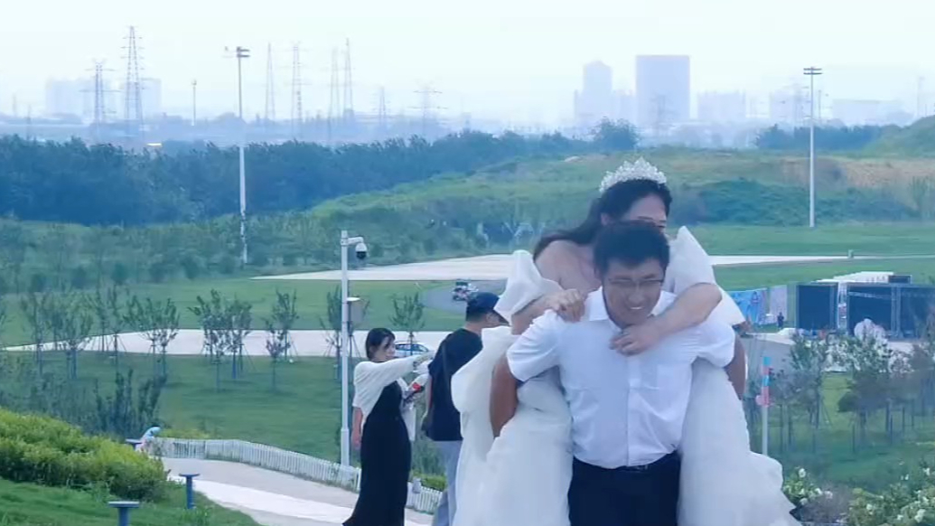 果然视频｜小伙背着媳妇去领证，烟台首个移风易俗户外颁证点开张