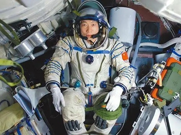 杨利伟人民日报撰文：英雄故事回荡在宇宙之间