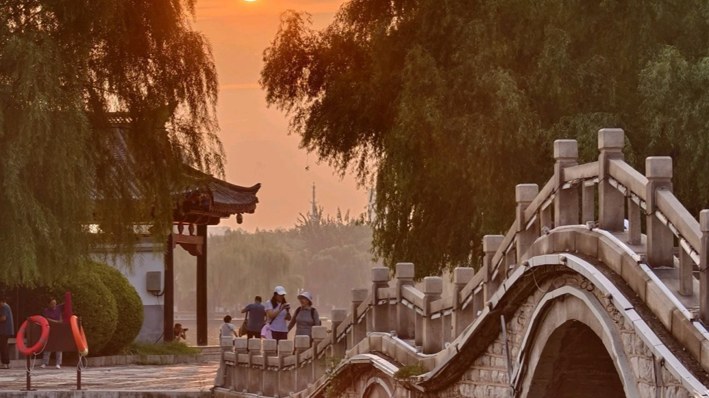 天气情报站|波光粼粼！济南大明湖日出东方水天一色美轮美奂