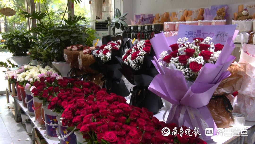  七夕“浪漫经济”升温 鲜花蛋糕“甜蜜”热销
