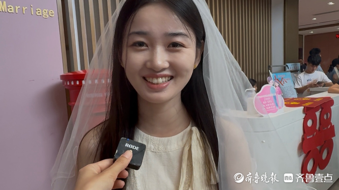 果然视频|终成眷属！相识于校园的一对新人，七夕来领“红本本”