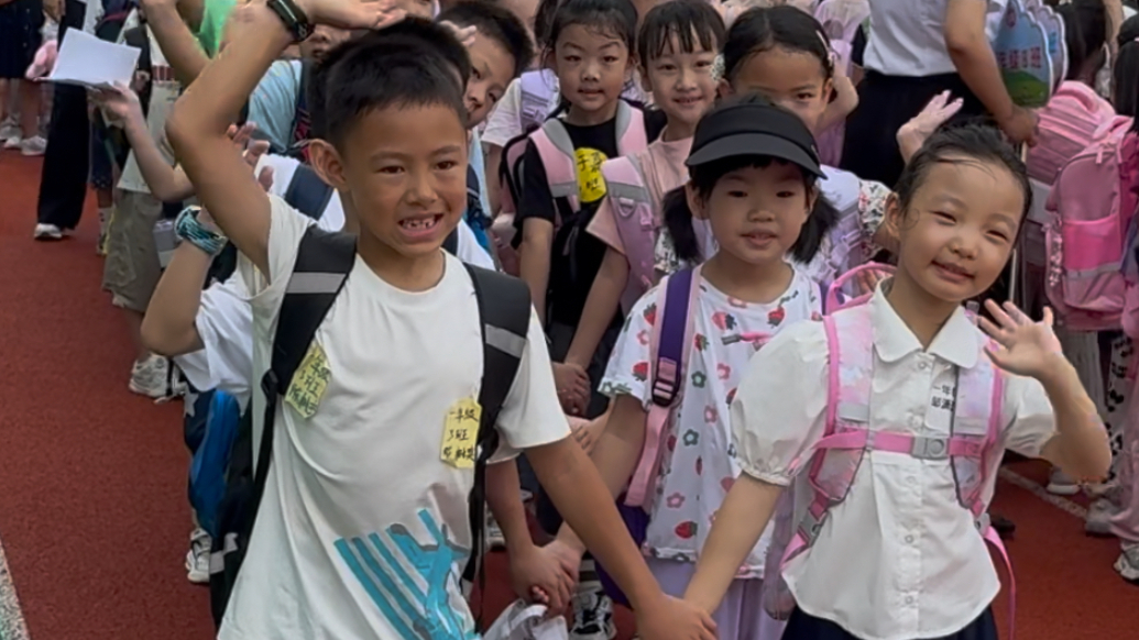 果然视频｜合肥路小学一年级萌娃来报到啦！气球、红毯仪式感拉满