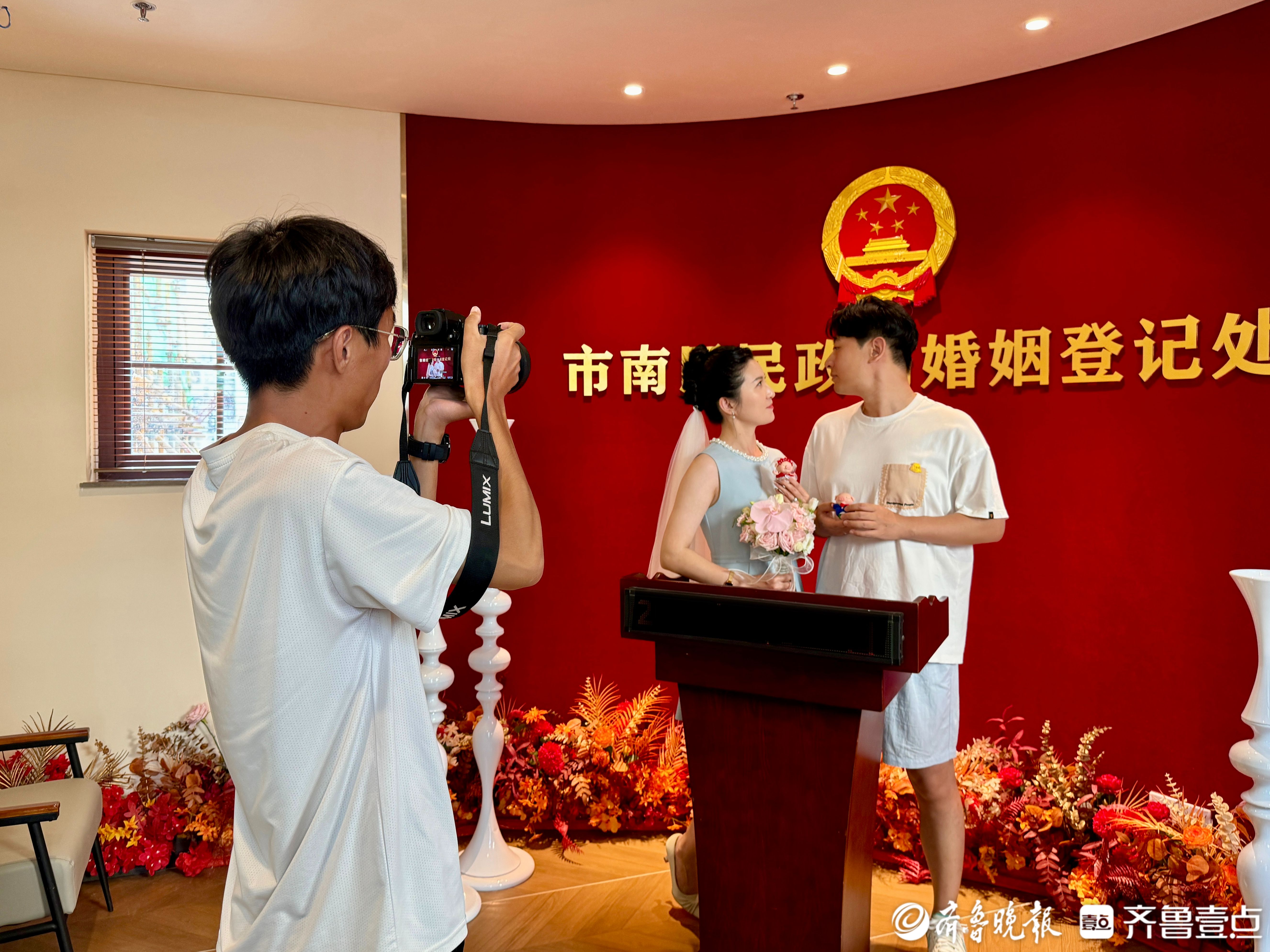 仪式感拉满！跟拍渐成年轻人领证标配，摄影师用镜头定格美好