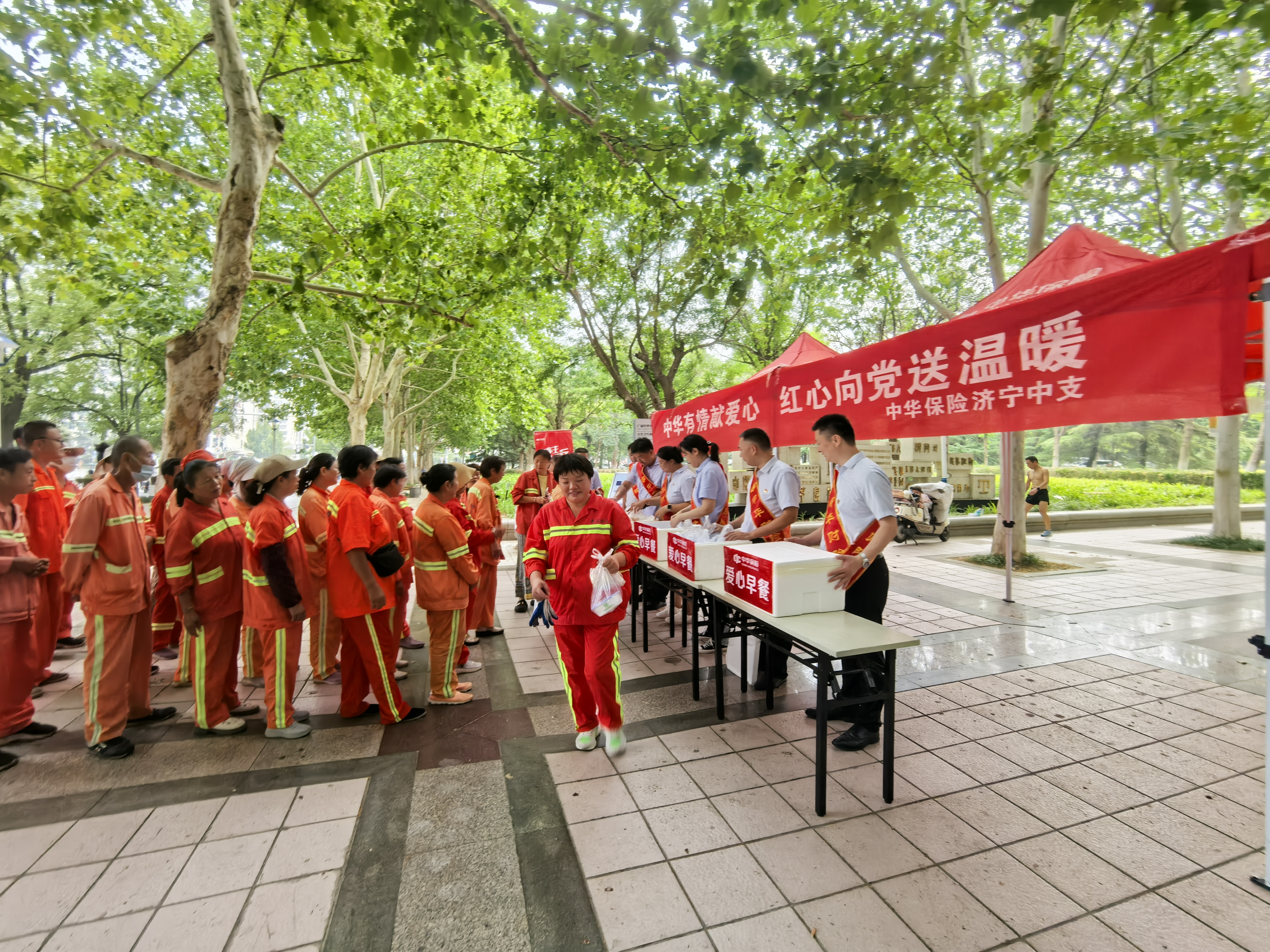 中华财险济宁中支开展“爱心早餐暖一线 金融守护伴同行”活动
