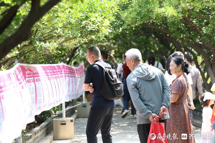 图集|七夕“遇上”千人联谊会,定格烟台山上的“甜蜜”瞬间