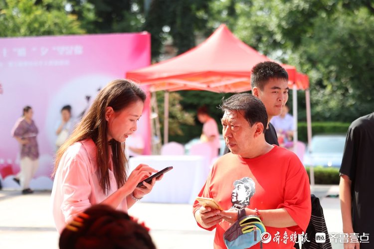 图集|七夕“遇上”千人联谊会,定格烟台山上的“甜蜜”瞬间