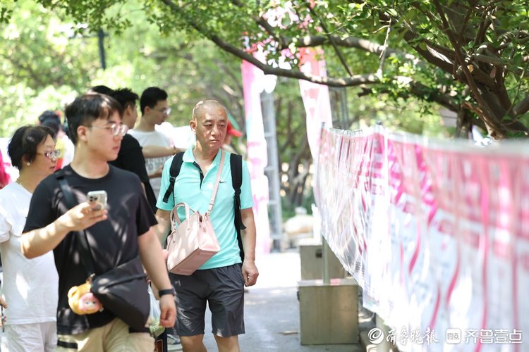 图集|七夕“遇上”千人联谊会,定格烟台山上的“甜蜜”瞬间