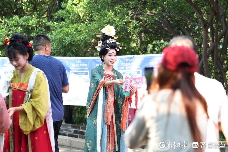 图集|七夕“遇上”千人联谊会,定格烟台山上的“甜蜜”瞬间