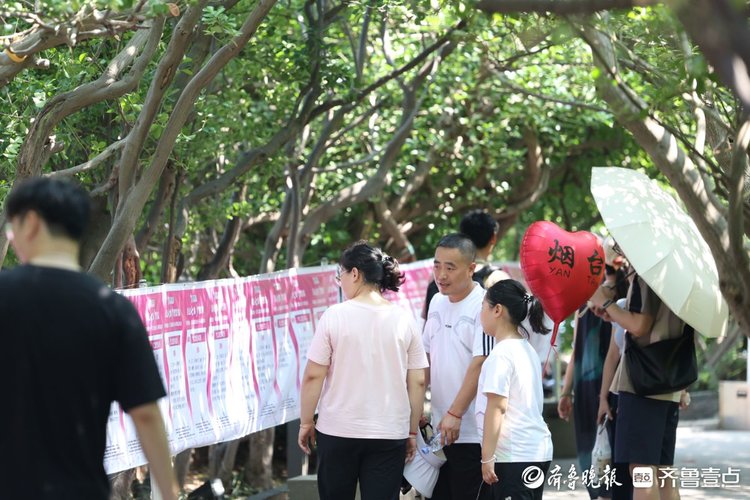 图集|七夕“遇上”千人联谊会,定格烟台山上的“甜蜜”瞬间
