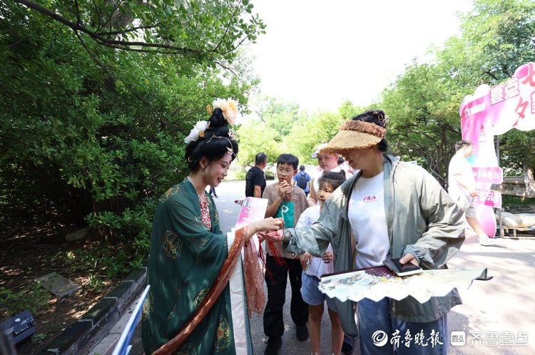 图集|七夕“遇上”千人联谊会,定格烟台山上的“甜蜜”瞬间