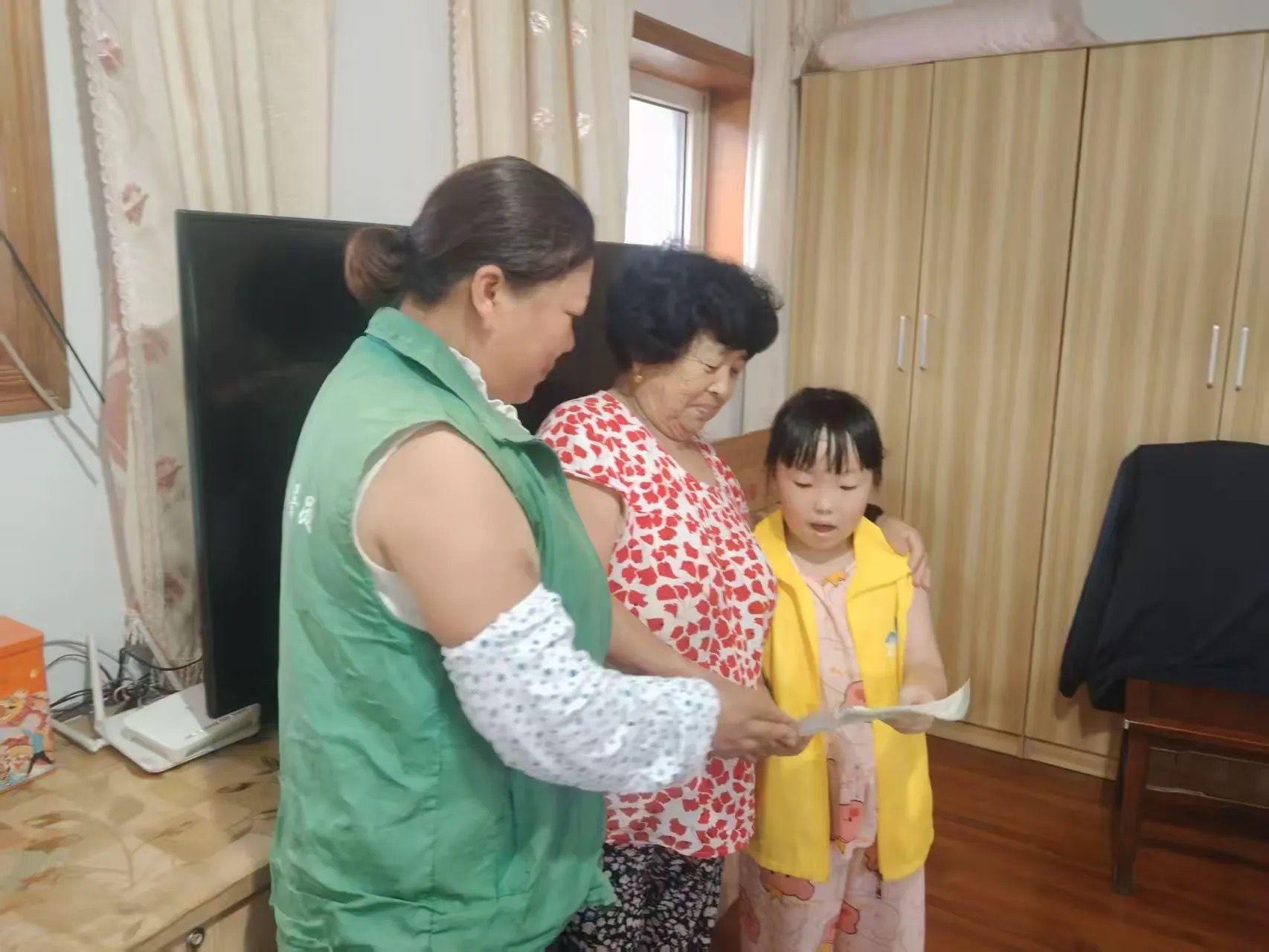小小志愿者化身“分类小老师”，垃圾分类宣传暖人心