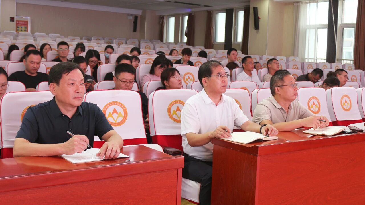 专家引领明方向！黄金谷学校开展教师成长专题培训活动​