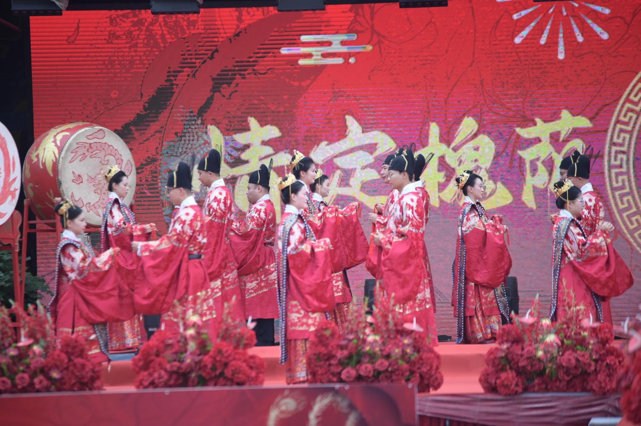 济南方特举办七夕国风集体婚礼，20对新人共倡婚俗文明新风