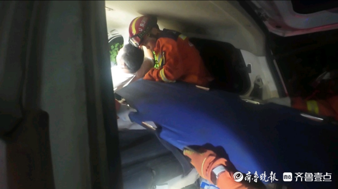 果然视频|越野车冲入路边沟，消防员用担架救出被困者