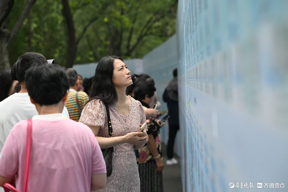 快来吧！七夕千佛山相亲会火热进行中，大批帅哥美女在现场等你