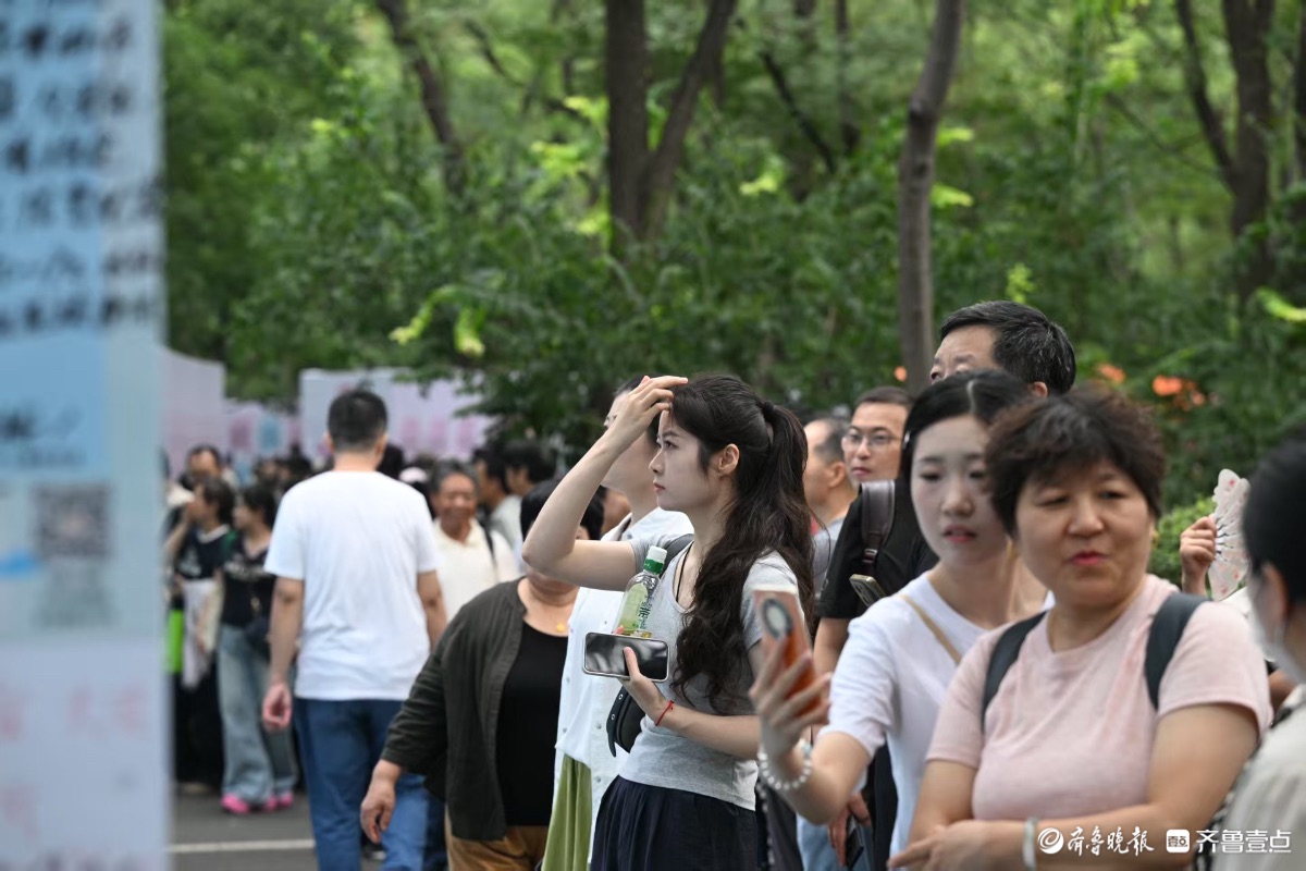 快来吧！七夕千佛山相亲会火热进行中，大批帅哥美女在现场等你