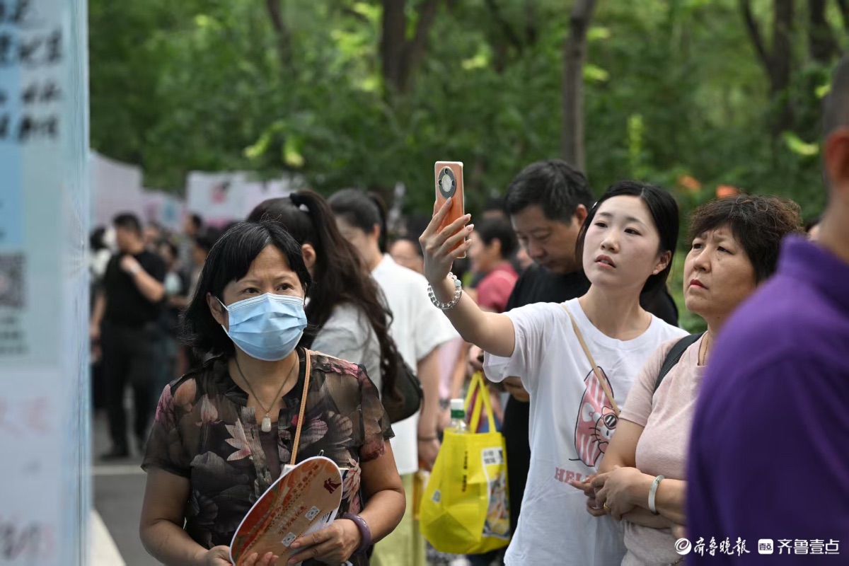 快来吧！七夕千佛山相亲会火热进行中，大批帅哥美女在现场等你