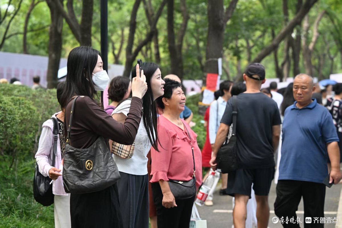 快来吧！七夕千佛山相亲会火热进行中，大批帅哥美女在现场等你