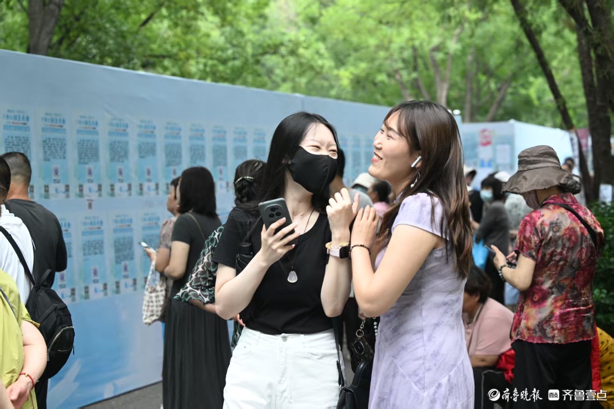 快来吧！七夕千佛山相亲会火热进行中，大批帅哥美女在现场等你