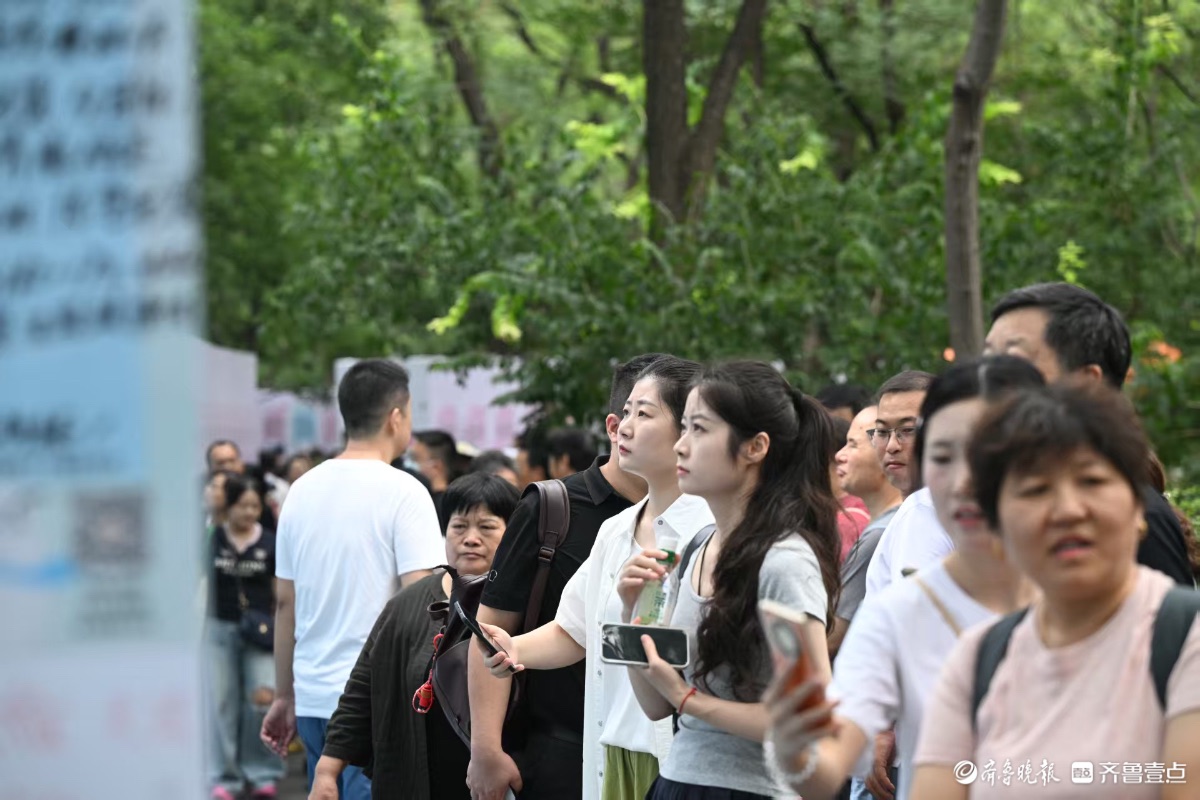 快来吧！七夕千佛山相亲会火热进行中，大批帅哥美女在现场等你