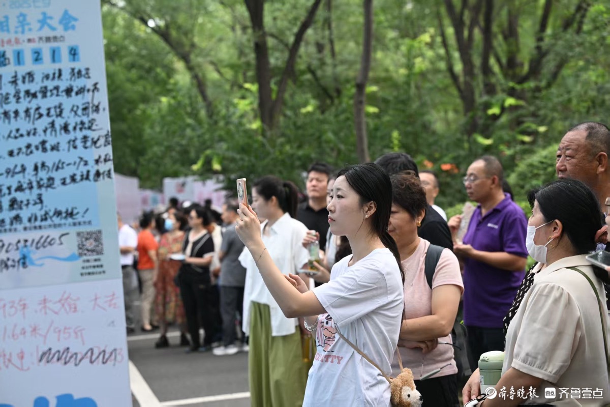 快来吧！七夕千佛山相亲会火热进行中，大批帅哥美女在现场等你