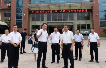 枣庄市人大常委会立法调研组一行到枣庄市第十五中学开展立法调研