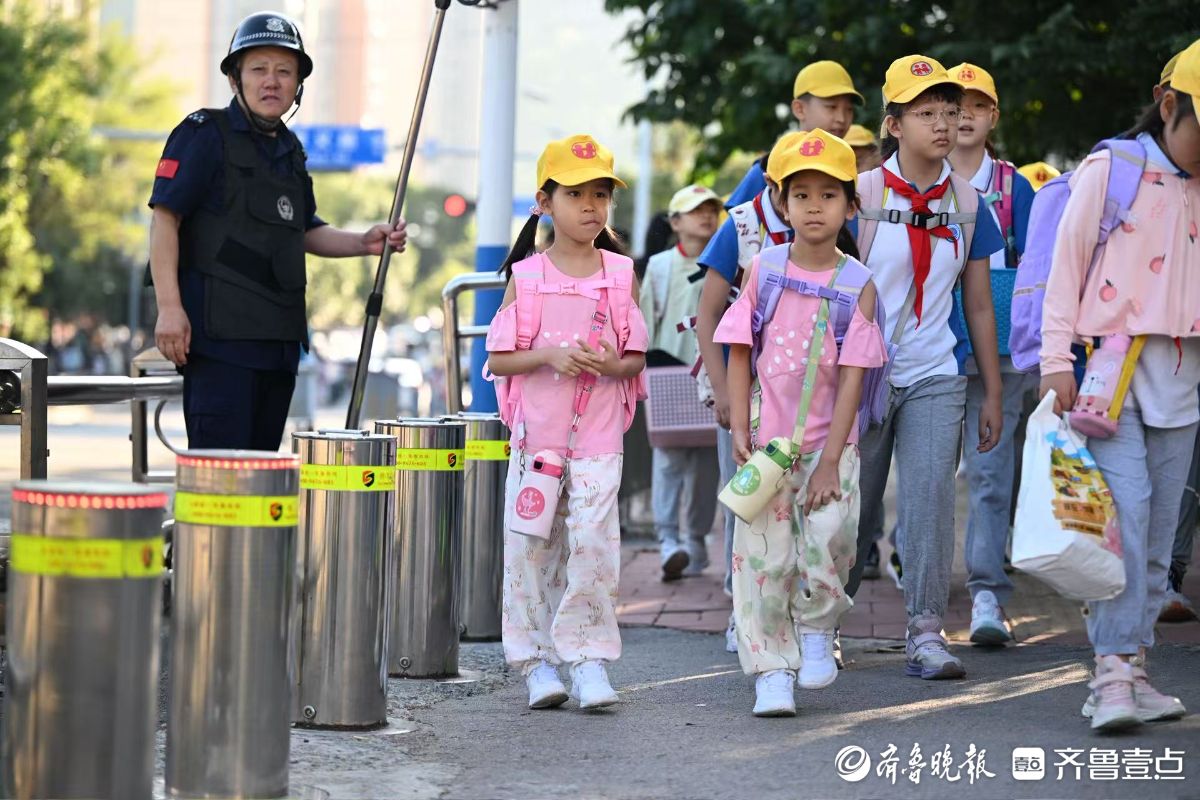 好奇懵懂可可爱爱，一年级小豆包们走进校门