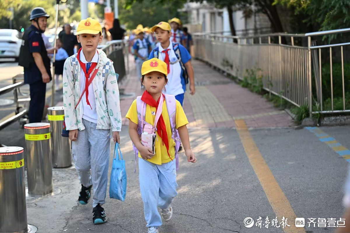好奇懵懂可可爱爱，一年级小豆包们走进校门