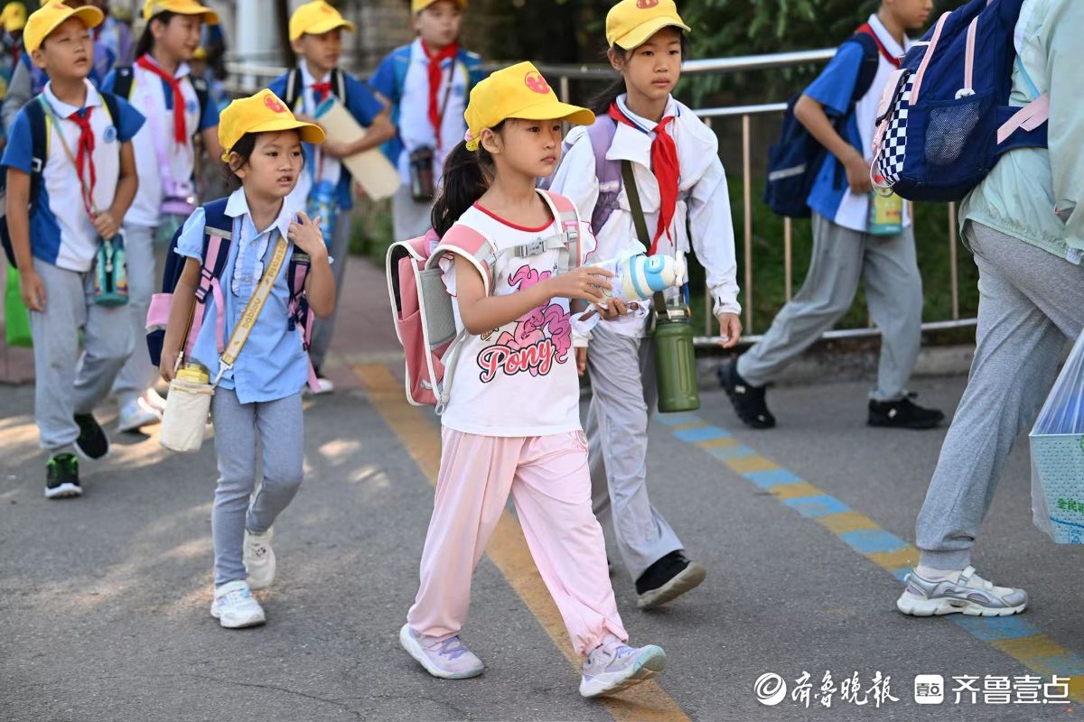好奇懵懂可可爱爱，一年级小豆包们走进校门
