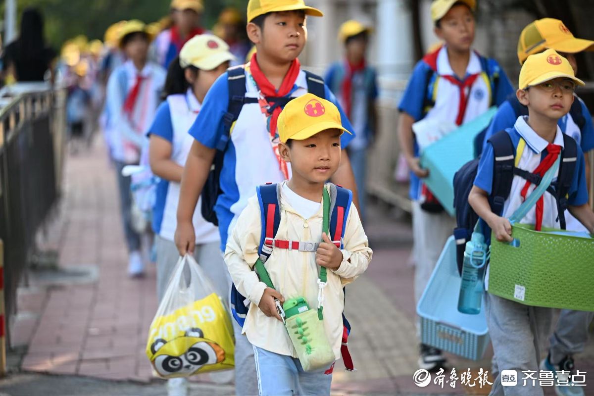 好奇懵懂可可爱爱，一年级小豆包们走进校门