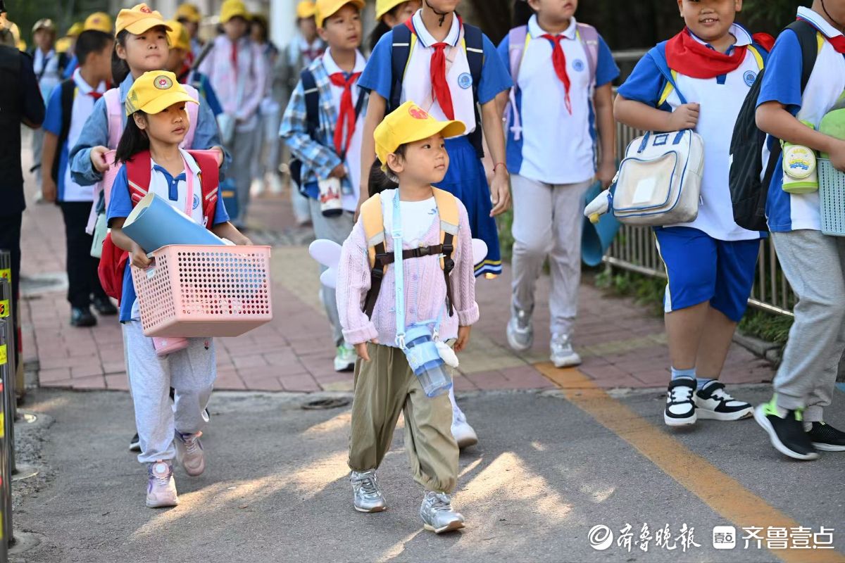 好奇懵懂可可爱爱，一年级小豆包们走进校门