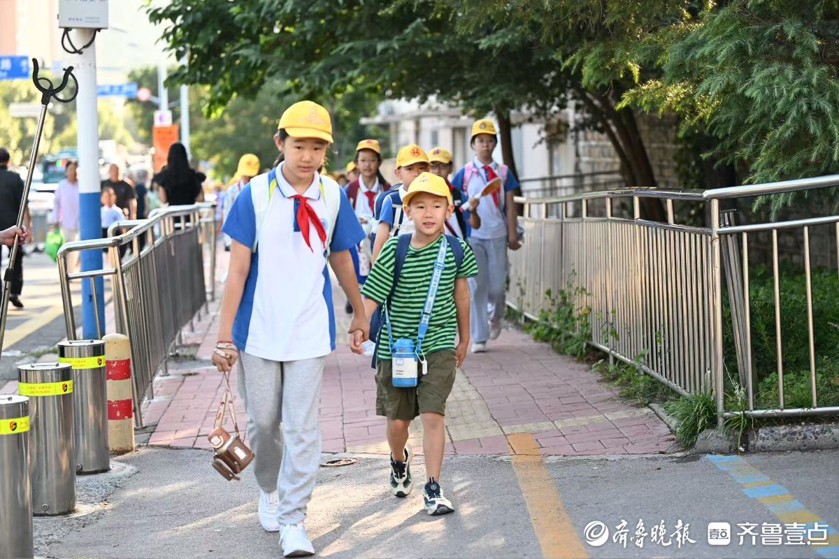 好奇懵懂可可爱爱，一年级小豆包们走进校门