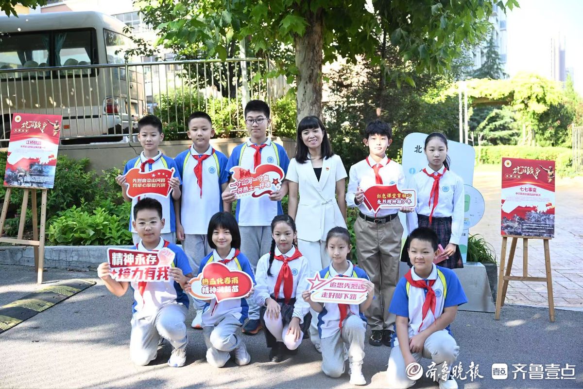 抗战展板和知识问答，开学首日红色主题教育入校园