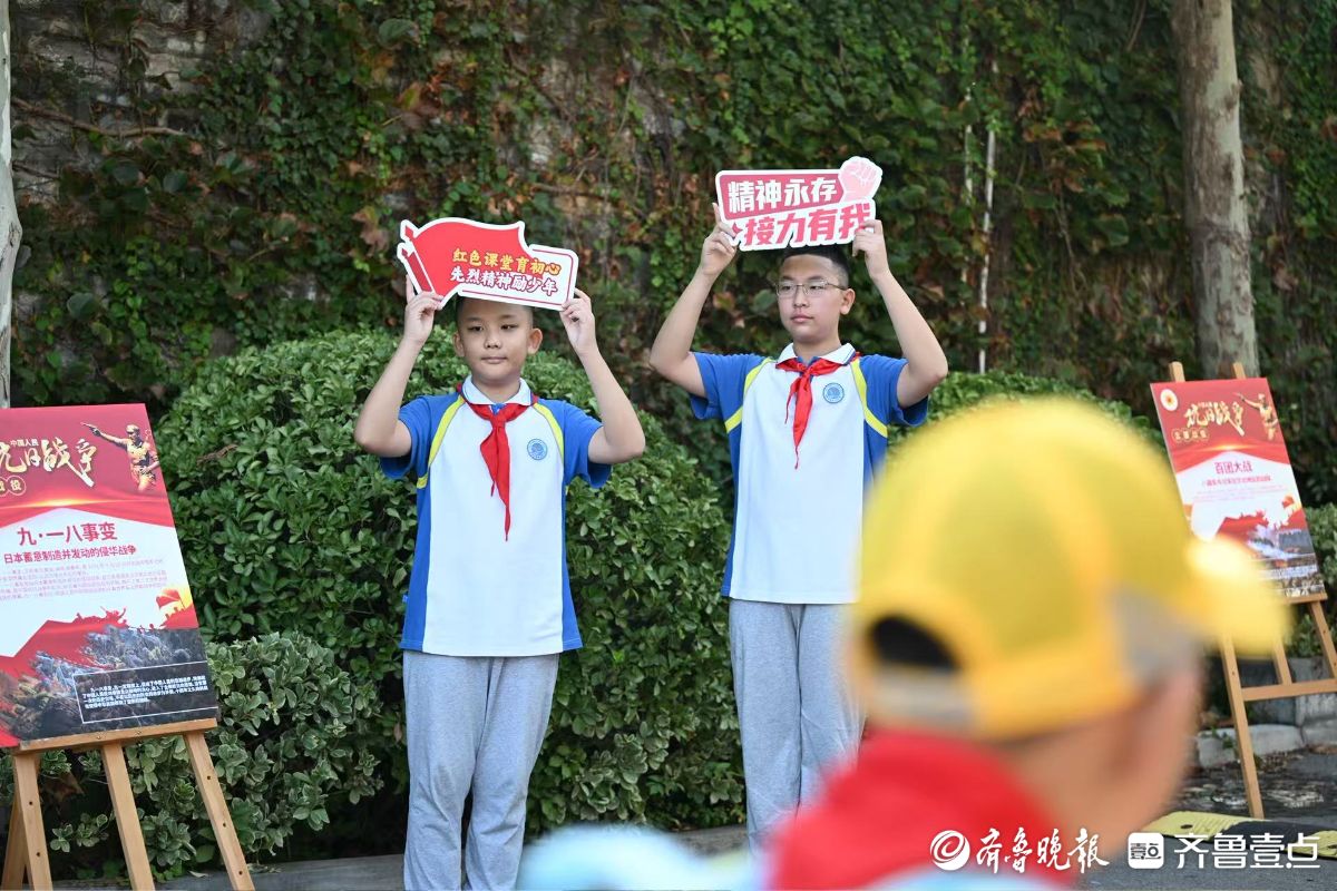 抗战展板和知识问答，开学首日红色主题教育入校园