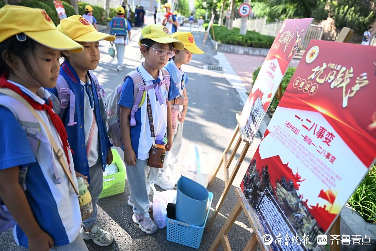 抗战展板和知识问答，开学首日红色主题教育入校园